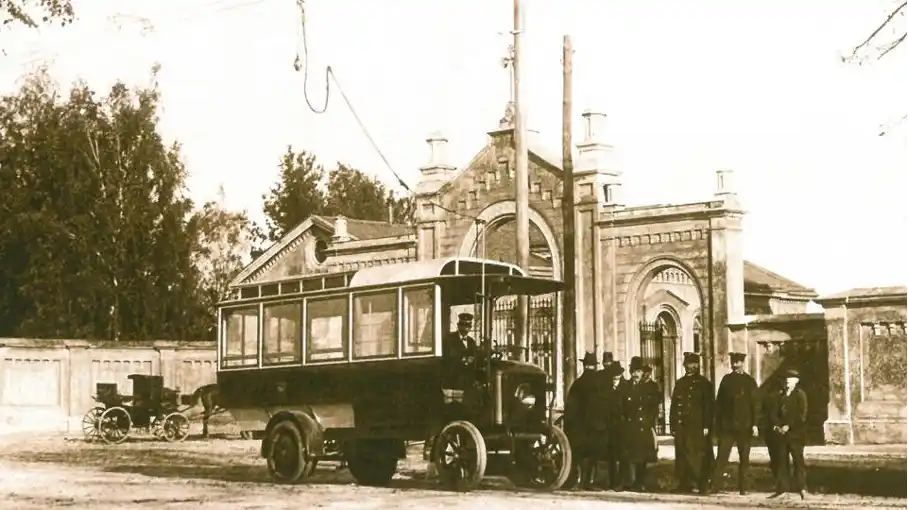 Trolejbusová linka v Českých Budějovicích v říjnu 1909.