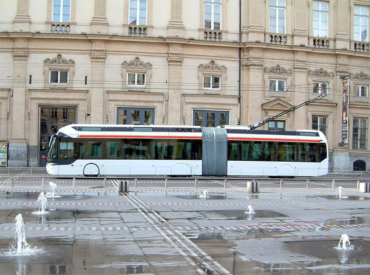 Trolejbus značky Crystakus ve francouzském Lyonu