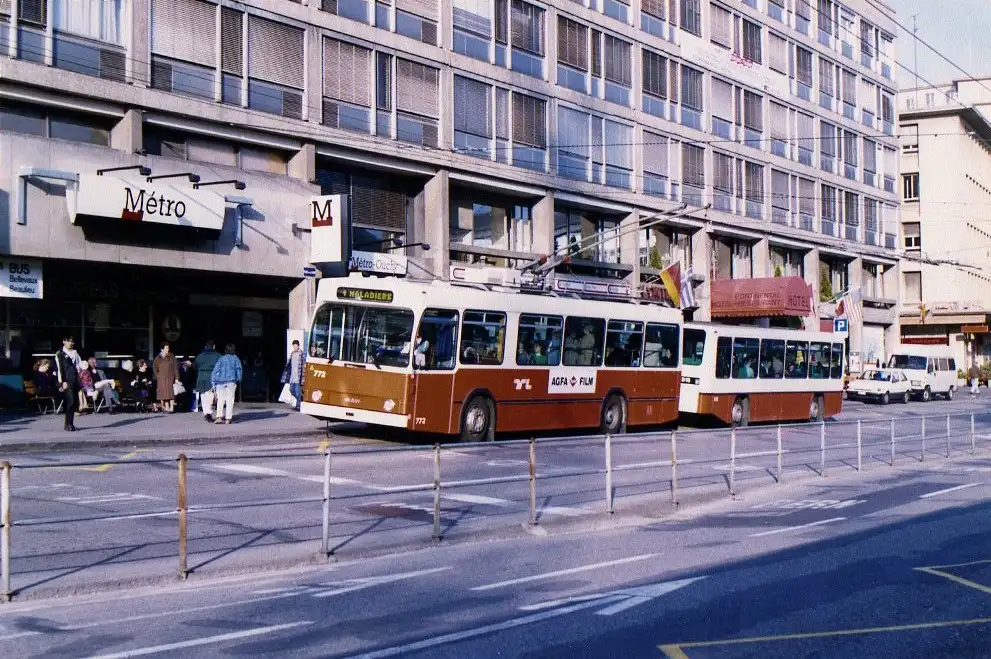 Trolejbus s vlečným vozem v Lausanne v 90. letech